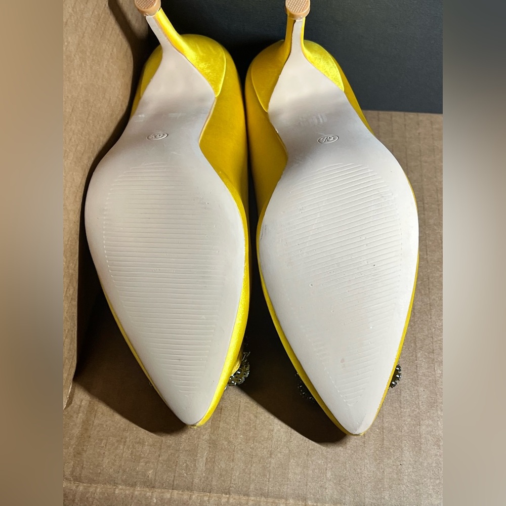 Elegant Yellow Women's Shoes with Embellished Detail - Picture 5 of 5